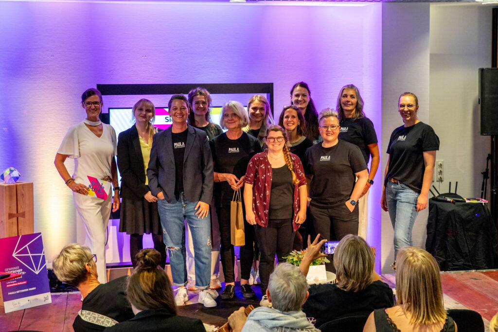 Gruppenfoto auf der Bühne Female Founders Event 2024